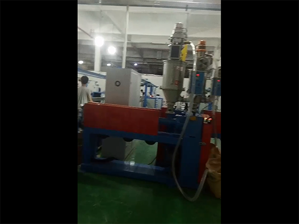 金轶机械鼻梁条押出机...