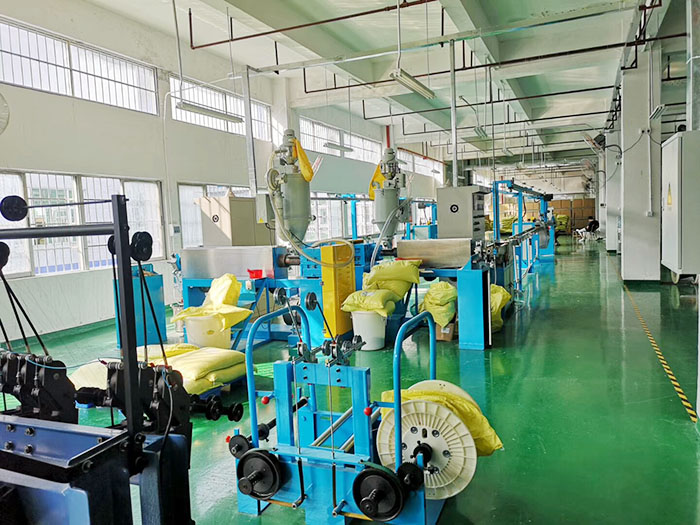 为满足轻量化、小型化趋势，我们正在大量生产薄壁线缆或加工一些新型弹性体材料。这些应用对押出稳定性极其敏感，贵司的高速押出机如何应对薄壁挤出和难加工材料带来的挑战？